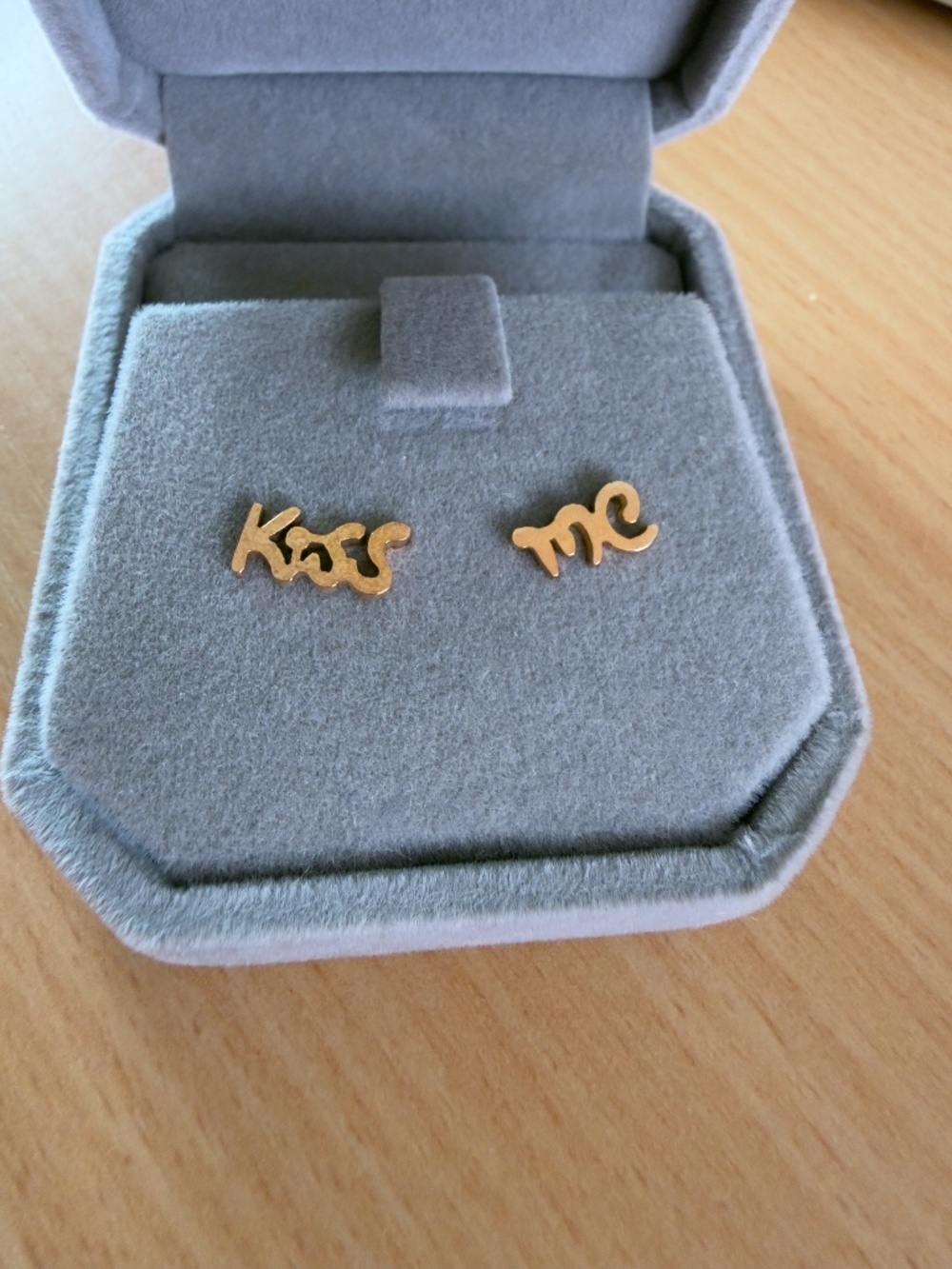 Travel Treasures Rose gold tone stud earrings.